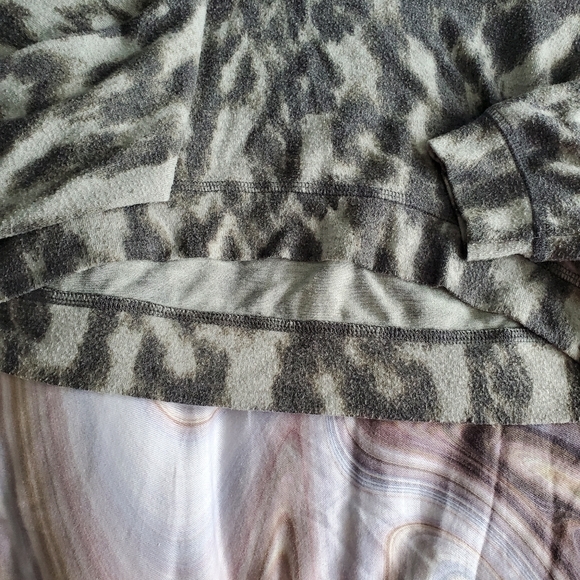 Blank NYC Gray Hi-Low Cropped Leopard Sweatshirt - Picture 2 of 6